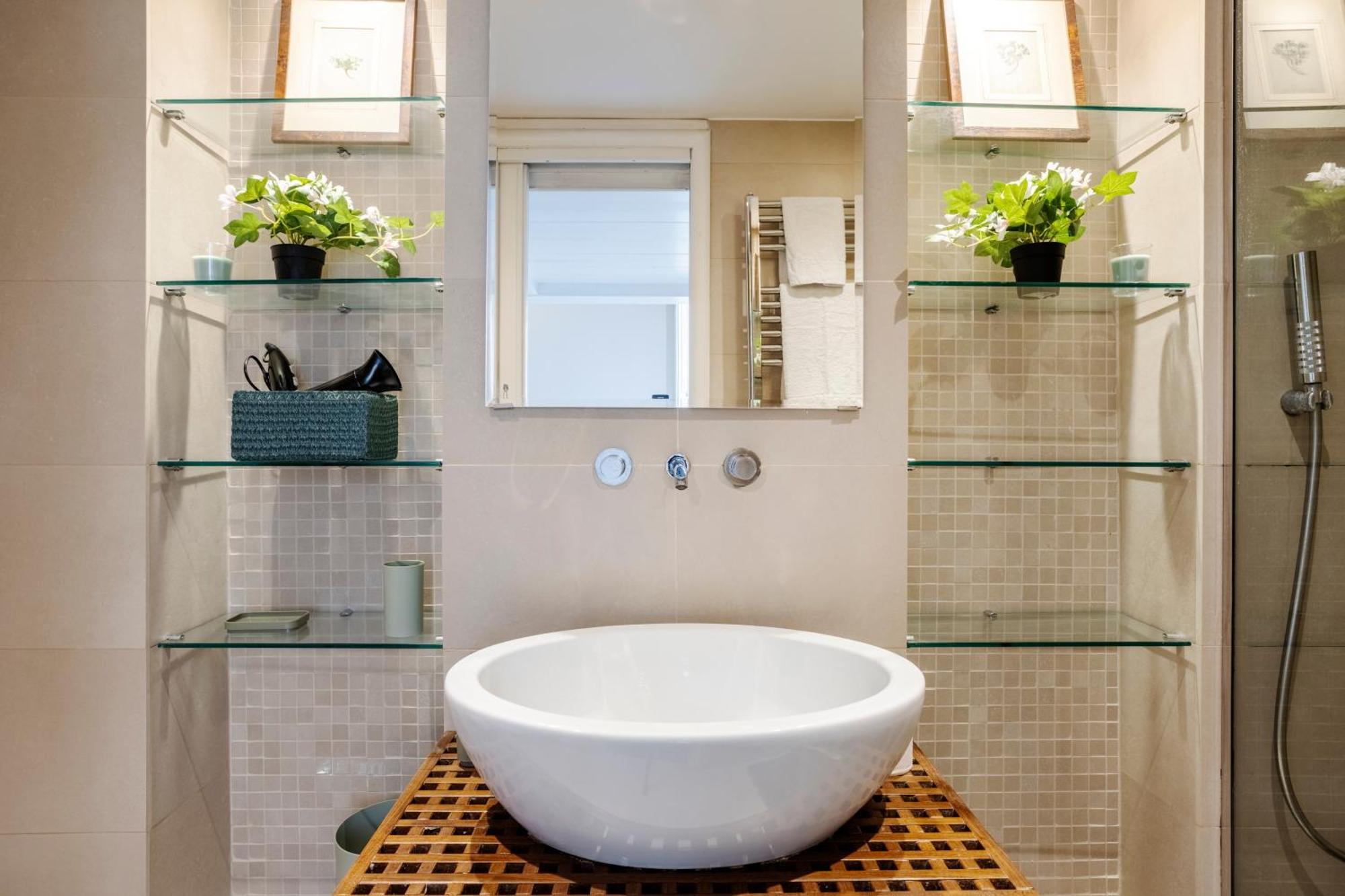 Your Nest With Wooden Ceilings In Monti Appartamento *